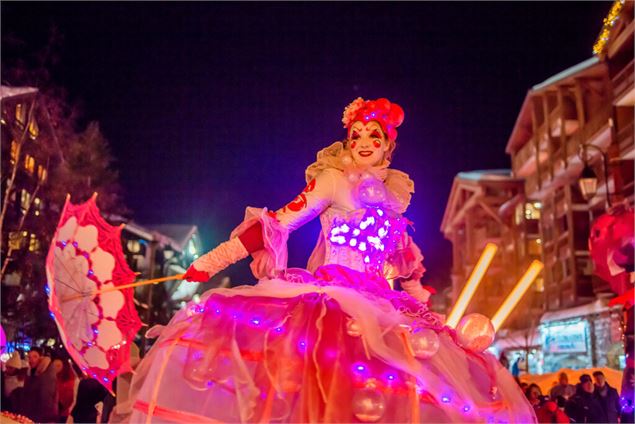 L'arrivée du Père Noel à Mottaret accompagné de la 