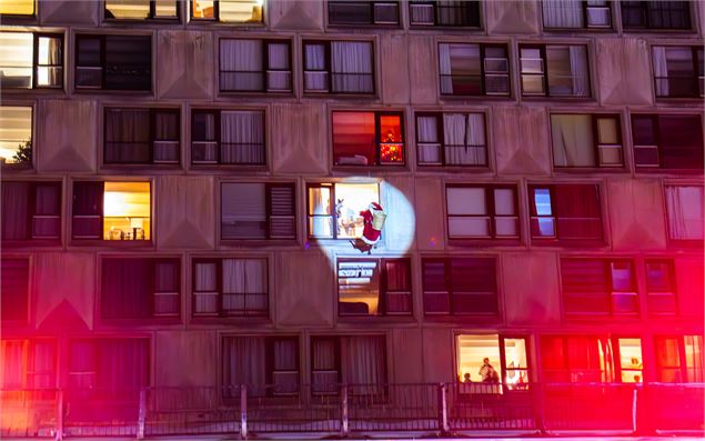 La descente du Père Noël sur la devanture du bâtiment de Cassiopée - OT Flaine-Candice Genard