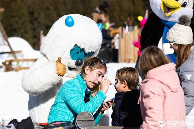 Un garçon au maquillage sur le village des Inuits, sous le regard de yooni - Méribel Tourisme - Sylv
