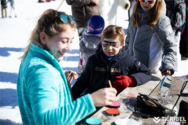 Un garçon au maquillage sur le village des Inuits - Méribel Tourisme - Sylvain Aymoz