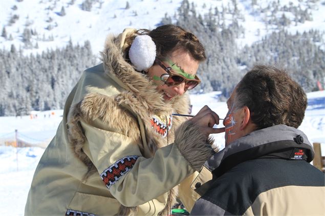 maquillage d'un skieur au village des Inuits - Méribel Tourisme - Sylvain Aymoz