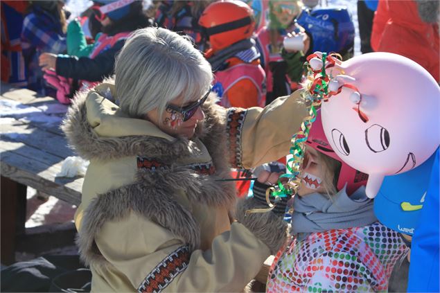 maquillage d'un skieur au village des Inuits - Méribel Tourisme - Sylvain Aymoz