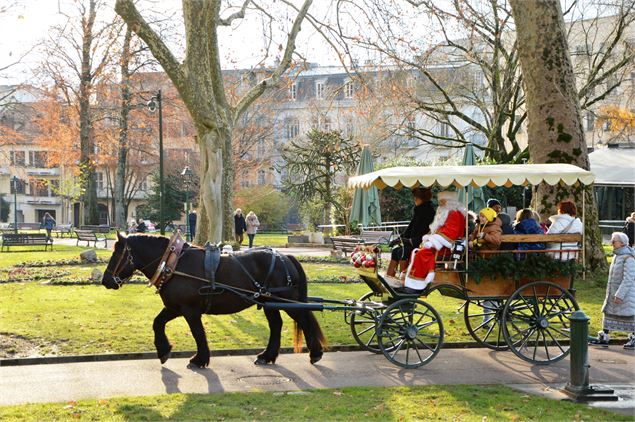 Le Père Noël en calèche (Aix en Fêtes)