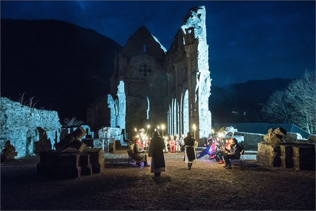 Découvrez l'histoire de l'Abbaye d'Aulps lors d'une visite aux flambeaux - Yvan Tisseyre / OT Vallée