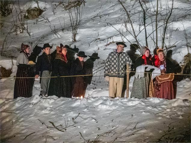 Les bessanais sur le chemin de la grotte - B.FILLIOL - HMVT