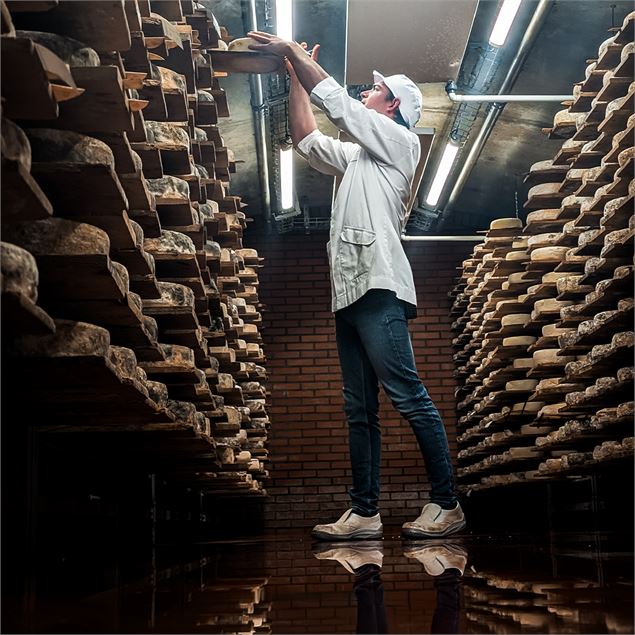 Visite des caves d'affinage Paccard_Manigod - OT Manigod