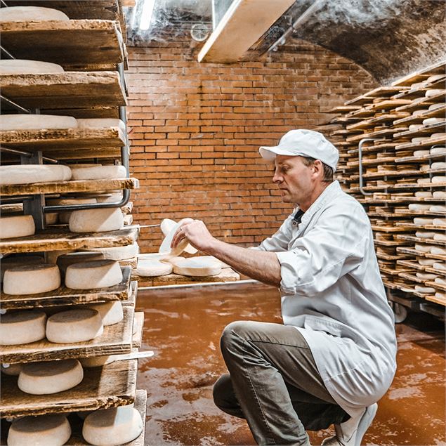 Visite des caves d'affinage Paccard_Manigod - OT Manigod