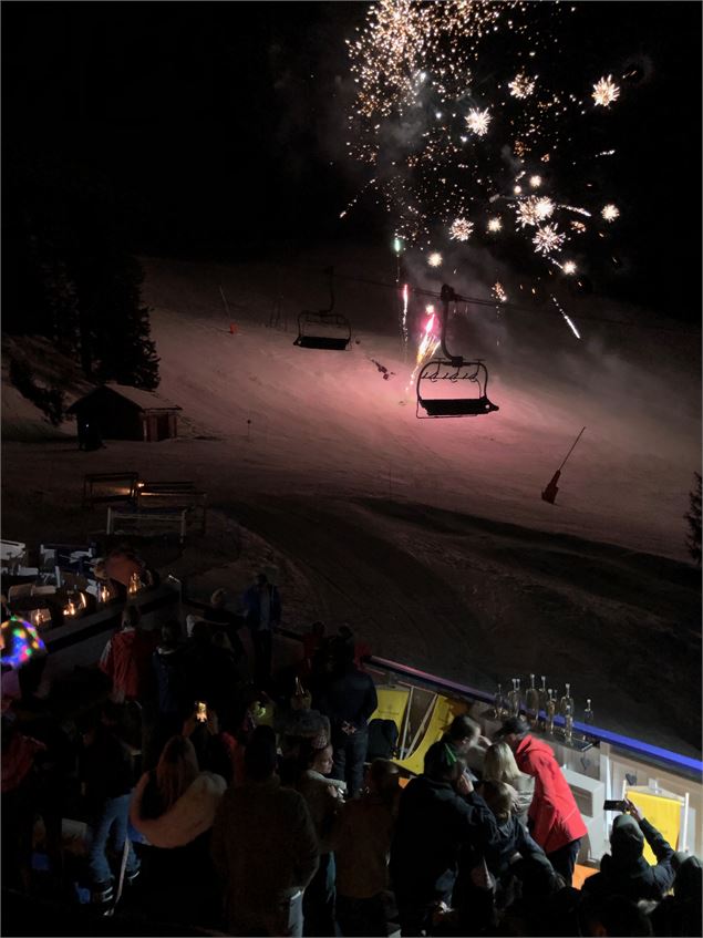 La magie d'un feu d'artifice en altitude