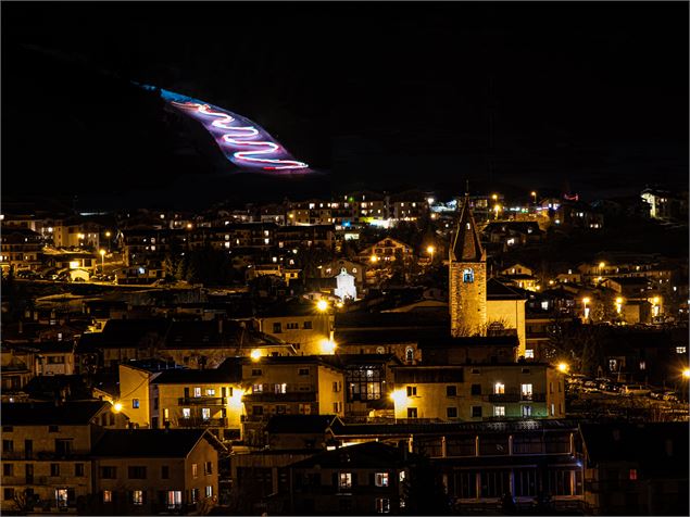 La magie de la descente aux flambeaux de Noël à Aussois - OTHMV