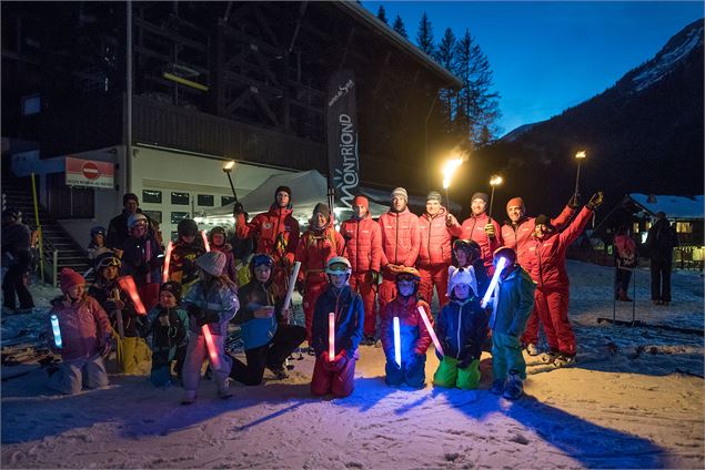 Moniteurs ESF lors de la descente aux flambeaux de Montriond Les Lindarets. - Yvan Tisseyre / OT Val