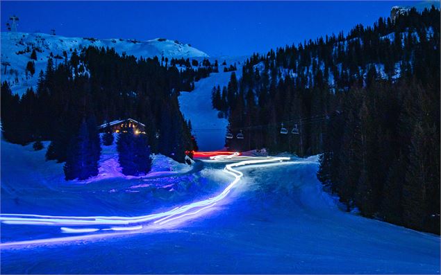 La descente aux flambeaux juste avant son arrivée sur Flaine Forum - OT Flaine-Candice Genard