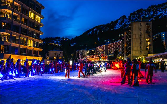 Arrivée de la descente aux flambeaux sur le bas de Flaine Forum - OT Flaine-Candice Genard
