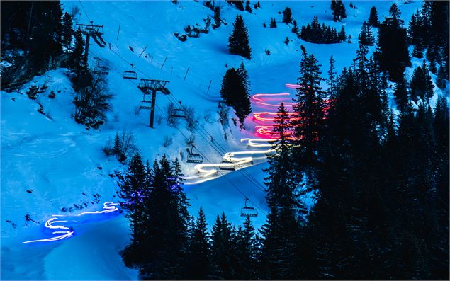 La descente aux flambeaux sur la piste rouge Almandine - OT Flaine-Candice Genard