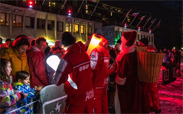 Distribution de papillotes avec le Père Noël et les moniteurs de ESF - OT Flaine-Candice Genard