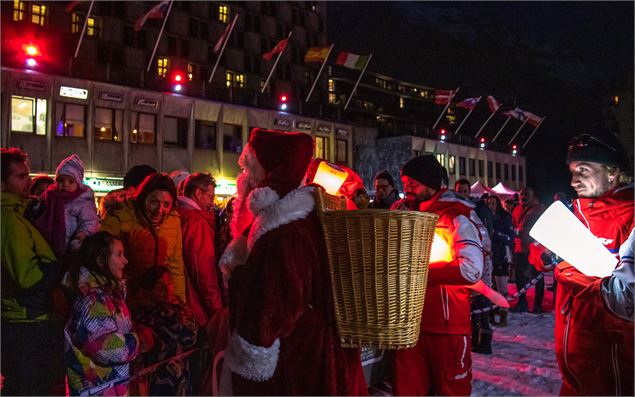 Distribution de papillotes avec le Père Noël et les moniteurs de ESF - OT Flaine-Candice Genard