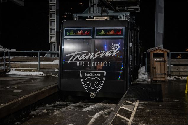 Diner suspendu dans un téléphérique par Le Chalet des Joux_La Clusaz