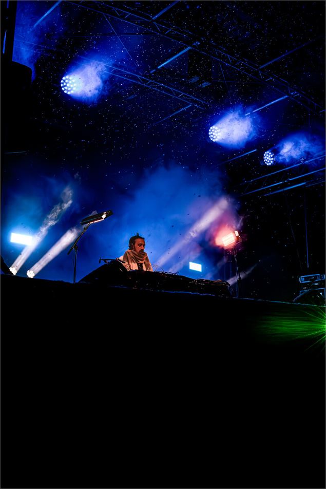 DJ sur scène le soir du Réveillon - Val d'Isère Tourisme