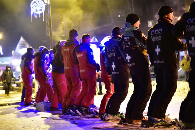 La Toussuire descente aux flambeaux ESF - @Cliclacphotos