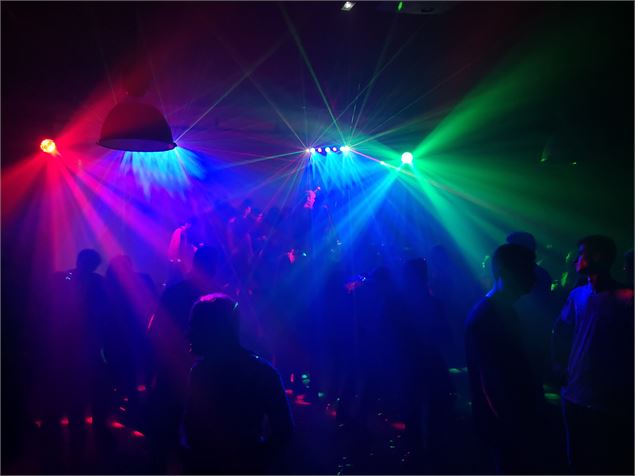 Bal du Nouvel an - pexels-engin-akyurt-3635811