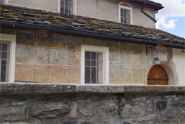 L'extérieur de l'église Saint-Thomas Becket avec ses fresques - Mairie Avrieux