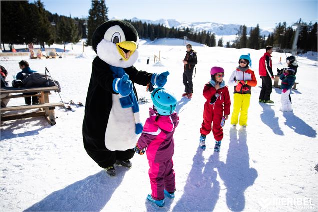 Les enfants adorent le pingouin de la piste des Inuits - Sylvain Aymoz - Méribel tourisme