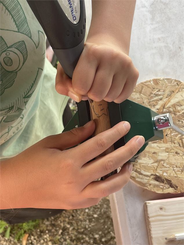 Gravure sur opinel en cours - OT-Samoens