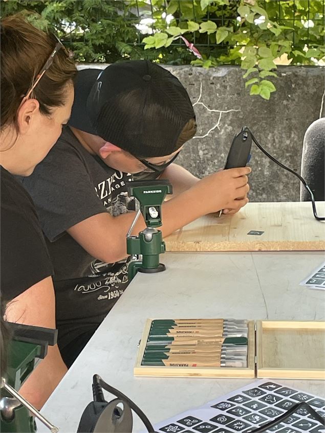 La prise en main des outils lors de l'atelier gravure sur opinel - OT-Samoens