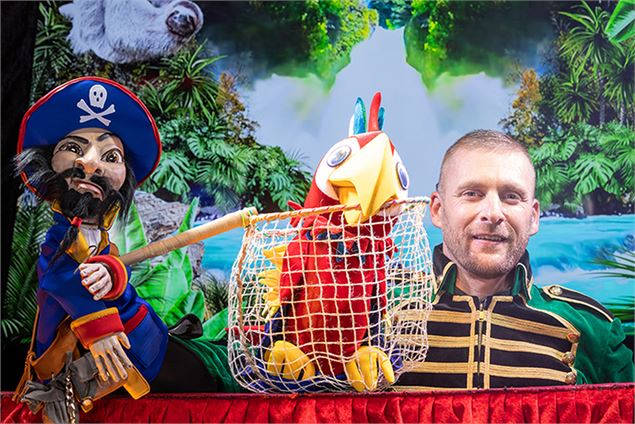 Guignol Rhône Alpes et Rio le majestueux perroquet - Rr