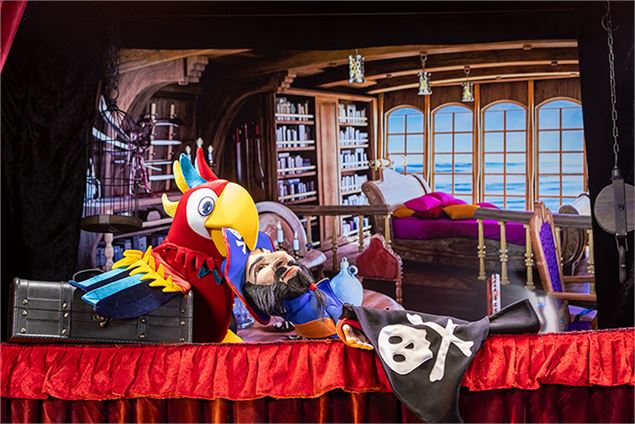 Guignol Rhône Alpes et Rio le majestueux perroquet - Rr