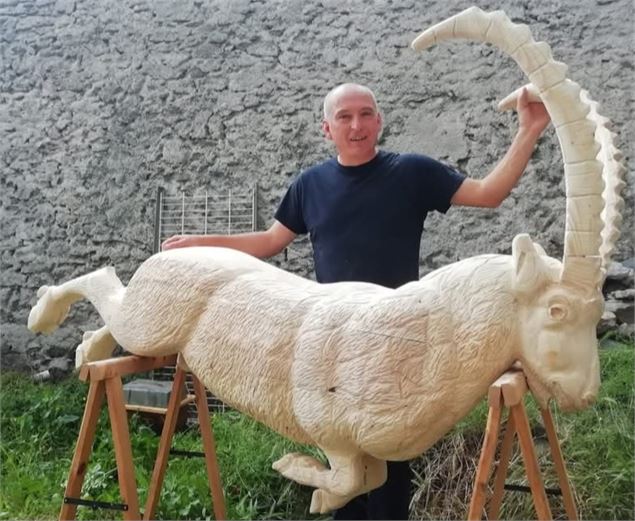 Bouquetin sculpté sur bois - Christophe Chappellaz