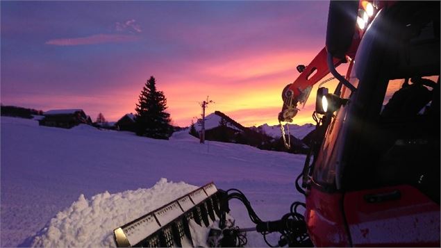 Dameuse au travail sur les pistes d'Albiez - SSDS