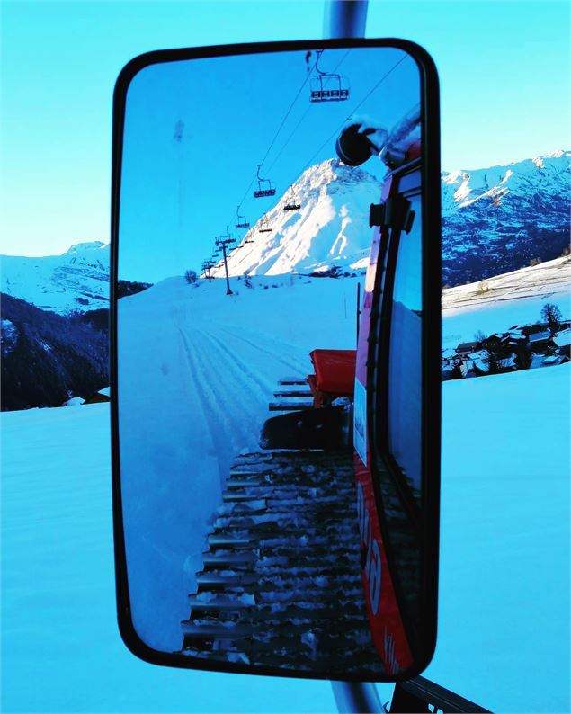 Dans le retro d'une dameuse - SSDS