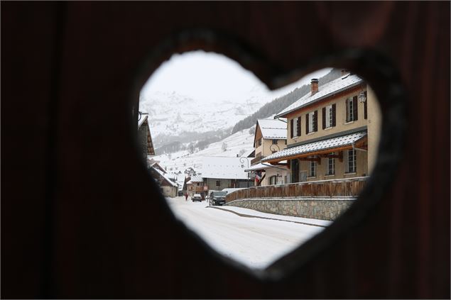 Village Saint Sorlin d'Arves - Mairie et école - © OT Saint Sorlin d'Arves - V Bellot-Mauroz