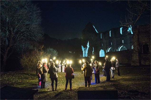 La visite aux flambeaux dans le cloître de l'Abbaye d'Aulps - Yvan Tisseyre / OT Vallée d'Aulps
