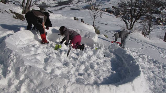 Fabrication d'igloos à Albiez - OTICoeurdemaurienne