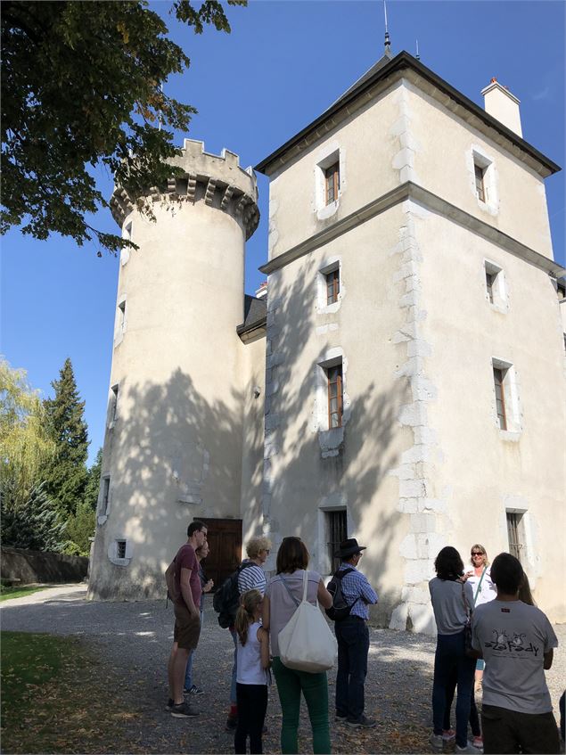 Groupe devant le château de l'Echelle - OT du Pays Rochois