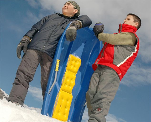 2 enfants debout avec une luge - OTHMV-D.Cuvelier