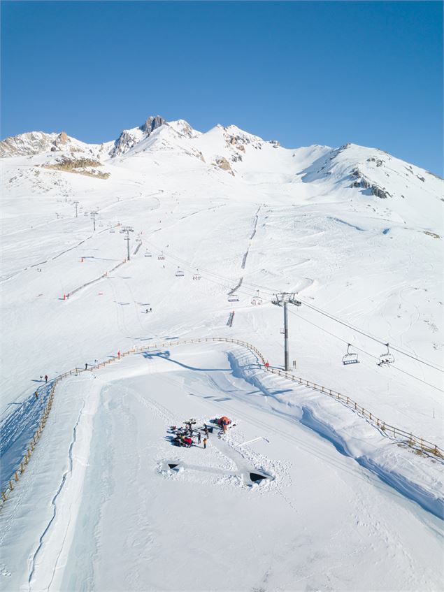 retenue collinaire pendant une séance de plongée sous glace - D. Cuvelier