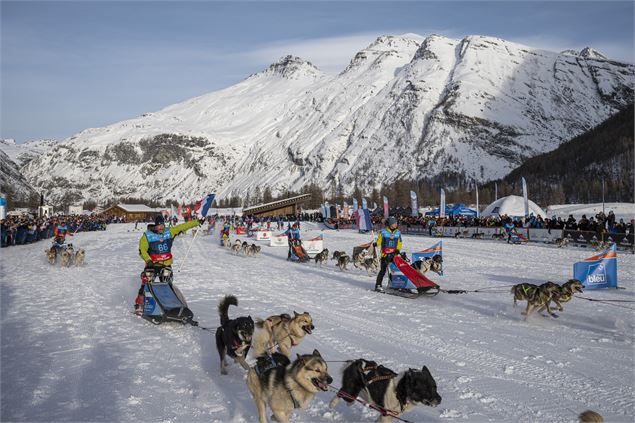 Départ en mass-start : les mushers portent un drapeau - Kciop