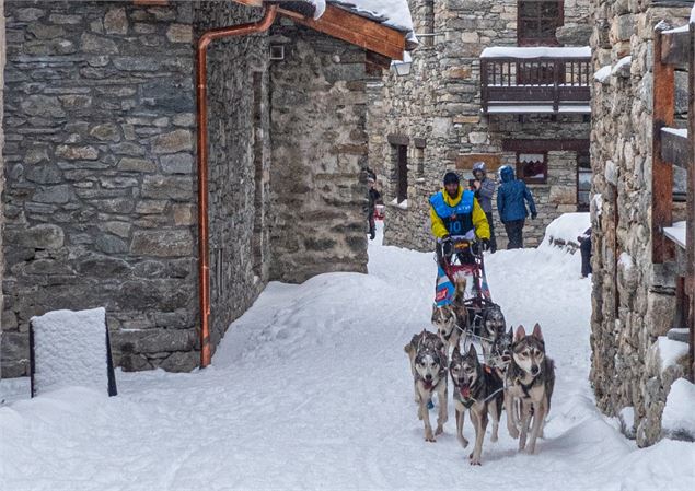 Photo musher dans rue de Bonneval - Kciop