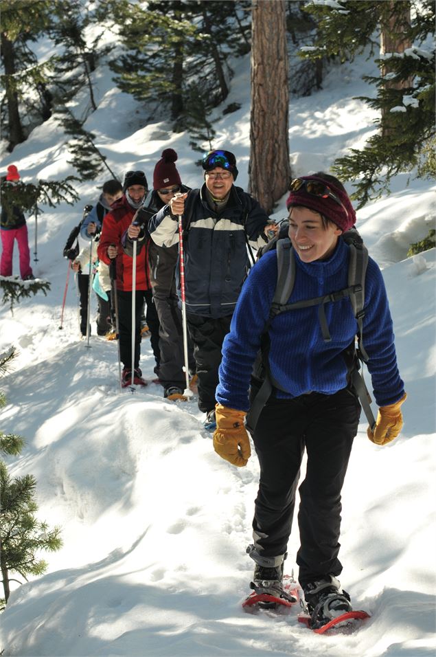 Groupe de raquettistes en balade avec l'ESF de Valfréjus - Agence Zoom