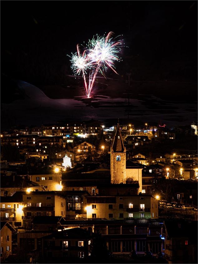 Feu d'artifice au dessus du village - D.Cuvelier- OTHMV