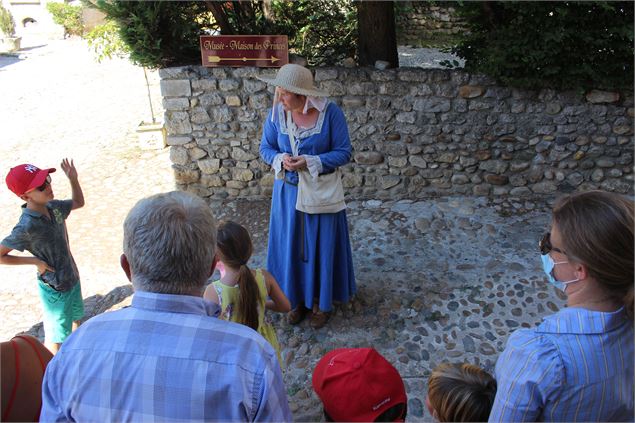 visite théâtrale la dame de Pérouges - Marilou Perino