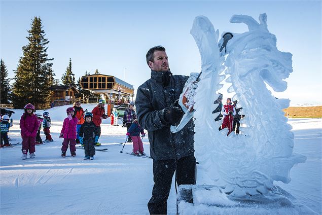 Nicolas, le sculpteur sur glace en pleine action à Méribel.