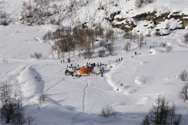 Groupe de grimpeurs vu du sommet de la cascade - CAF Chambéry