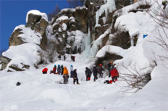 Groupe de grimpeurs au pied d'une cascade de glace - CAF Chambéry