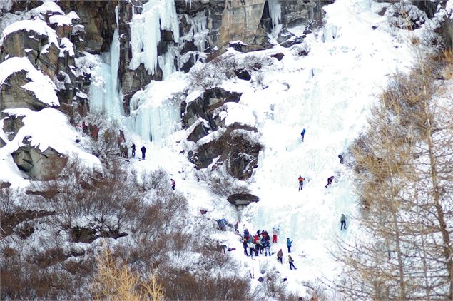 Groupe de grimpeurs prêts à escalader une cascade de glace - CAF Chambéry