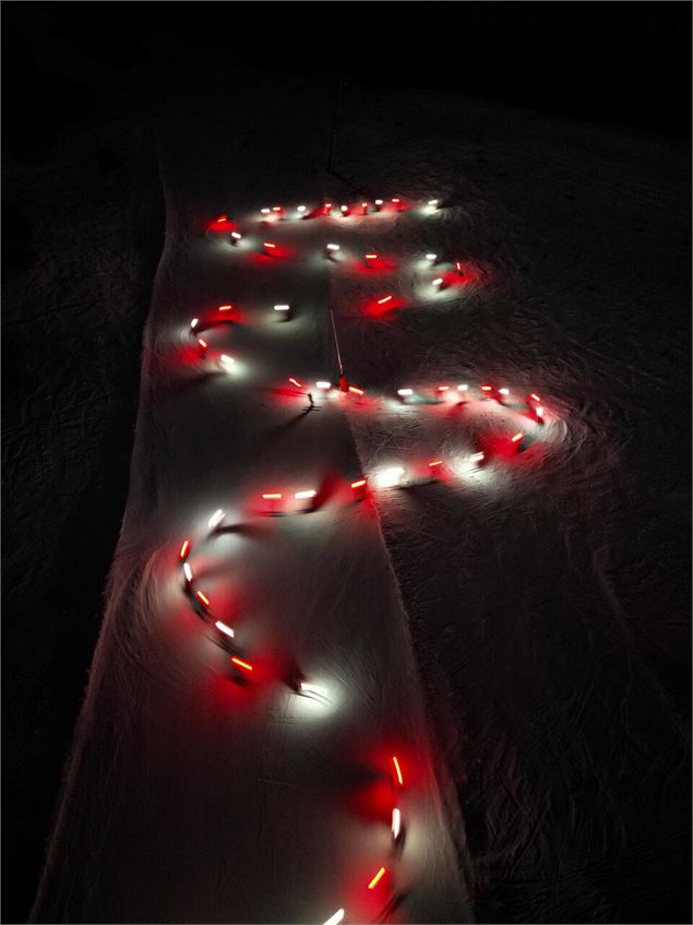 Descente aux flambeaux rouges et blancs - R.Salles - OTHMV