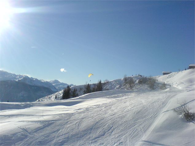 Compétition de parapente skis aux pieds
