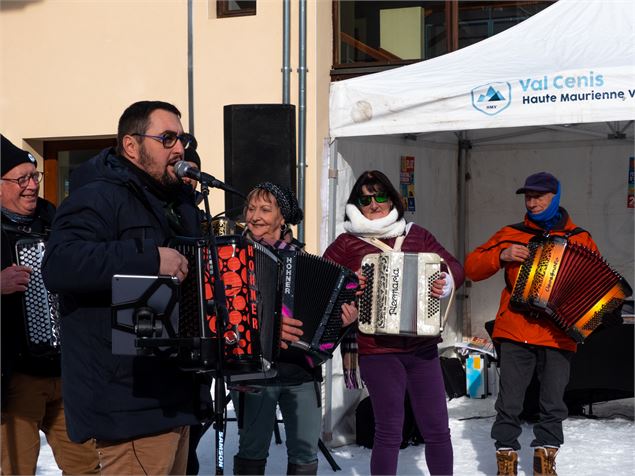 Groupe d'accordéonistes  qui jouent en extérieur - M.Cecillon - OTHMV